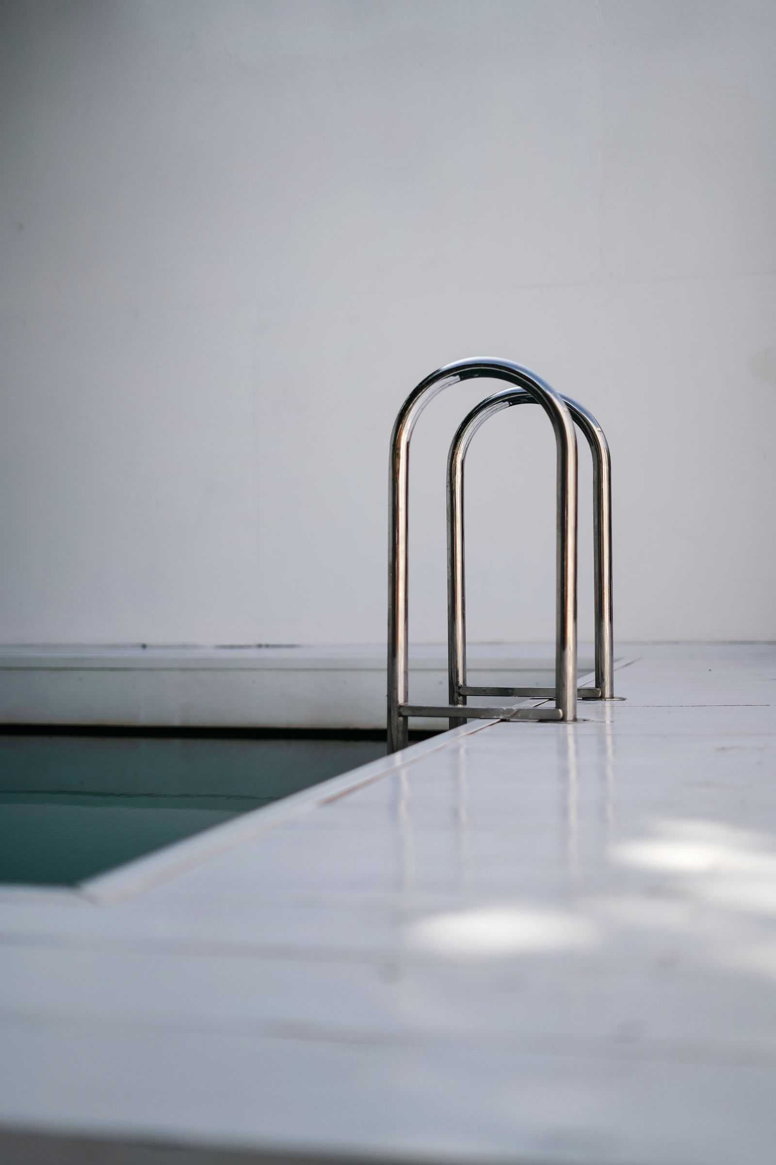 Guarda em inox junto a piscina exterior