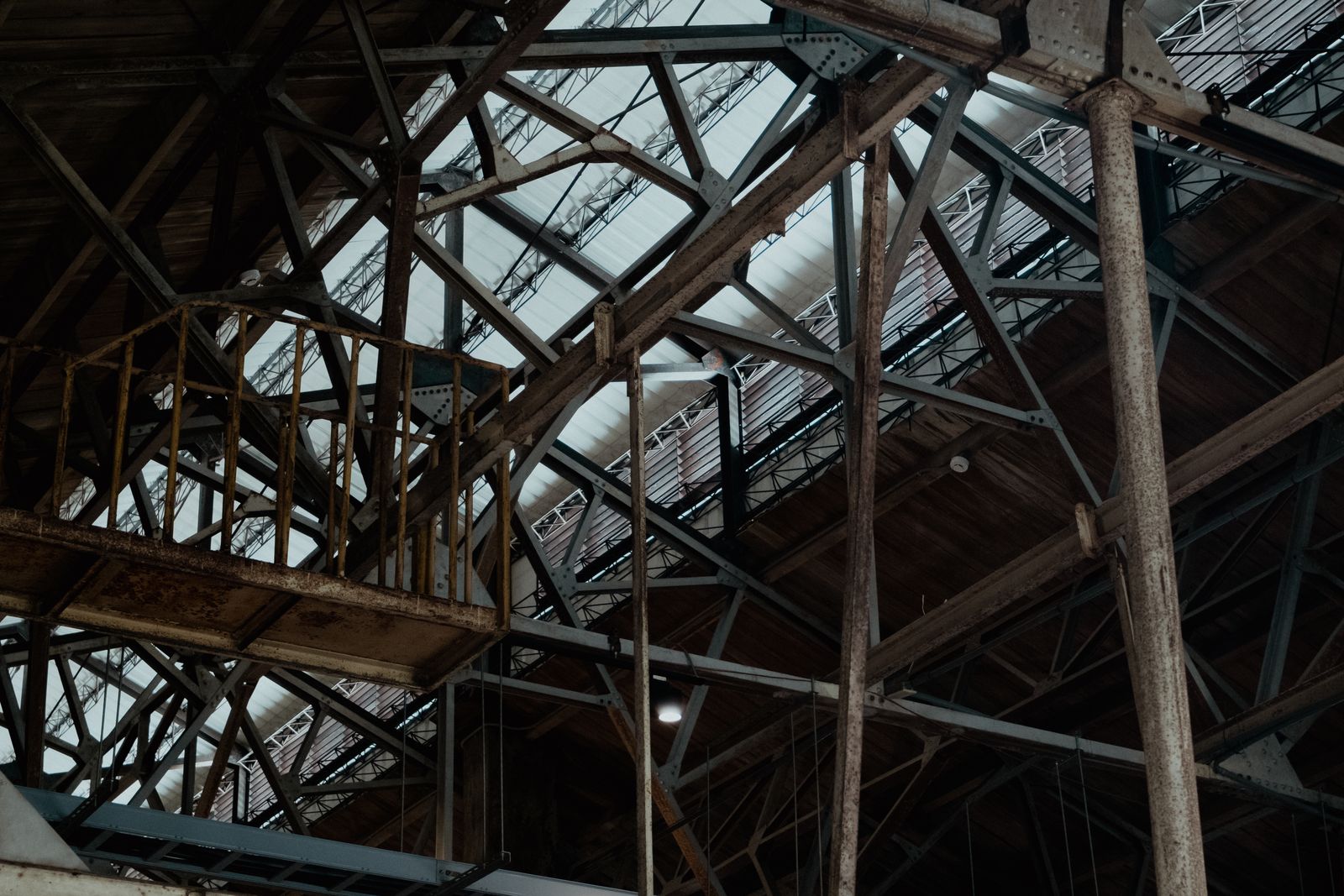 Estrutura metálica interior de pavilhão em perfis de aço