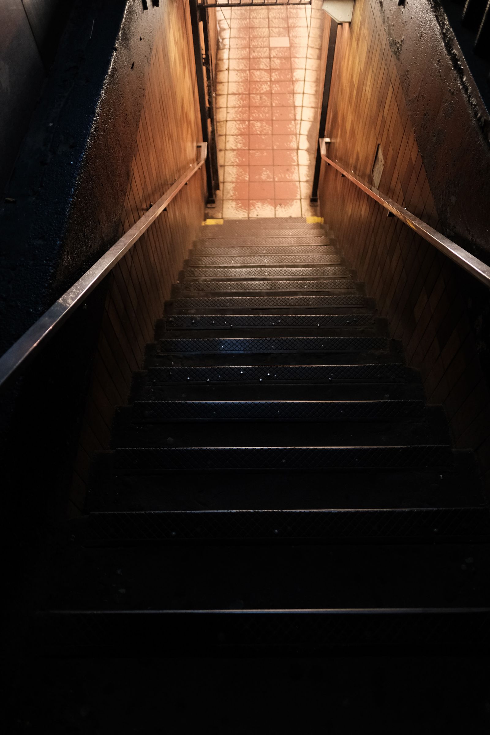 Escadaria com corrimãos metálicos