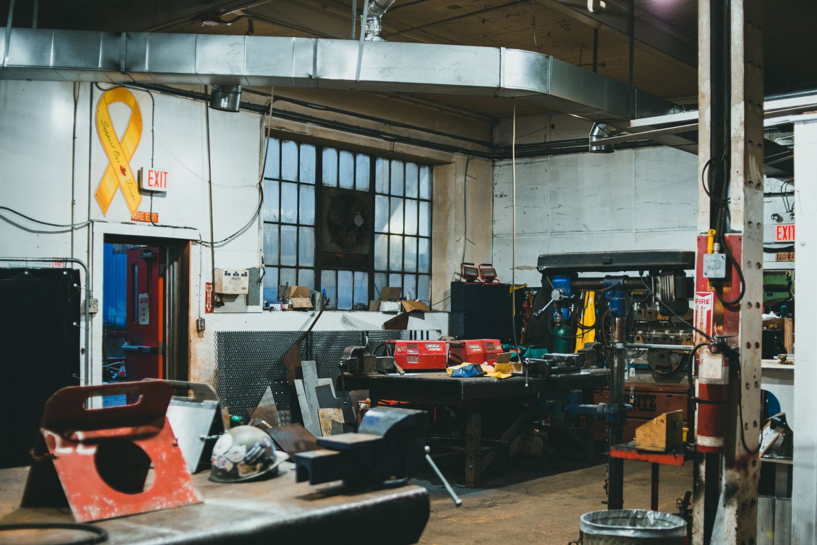 Interior de oficina de serralharia com bancadas e equipamento